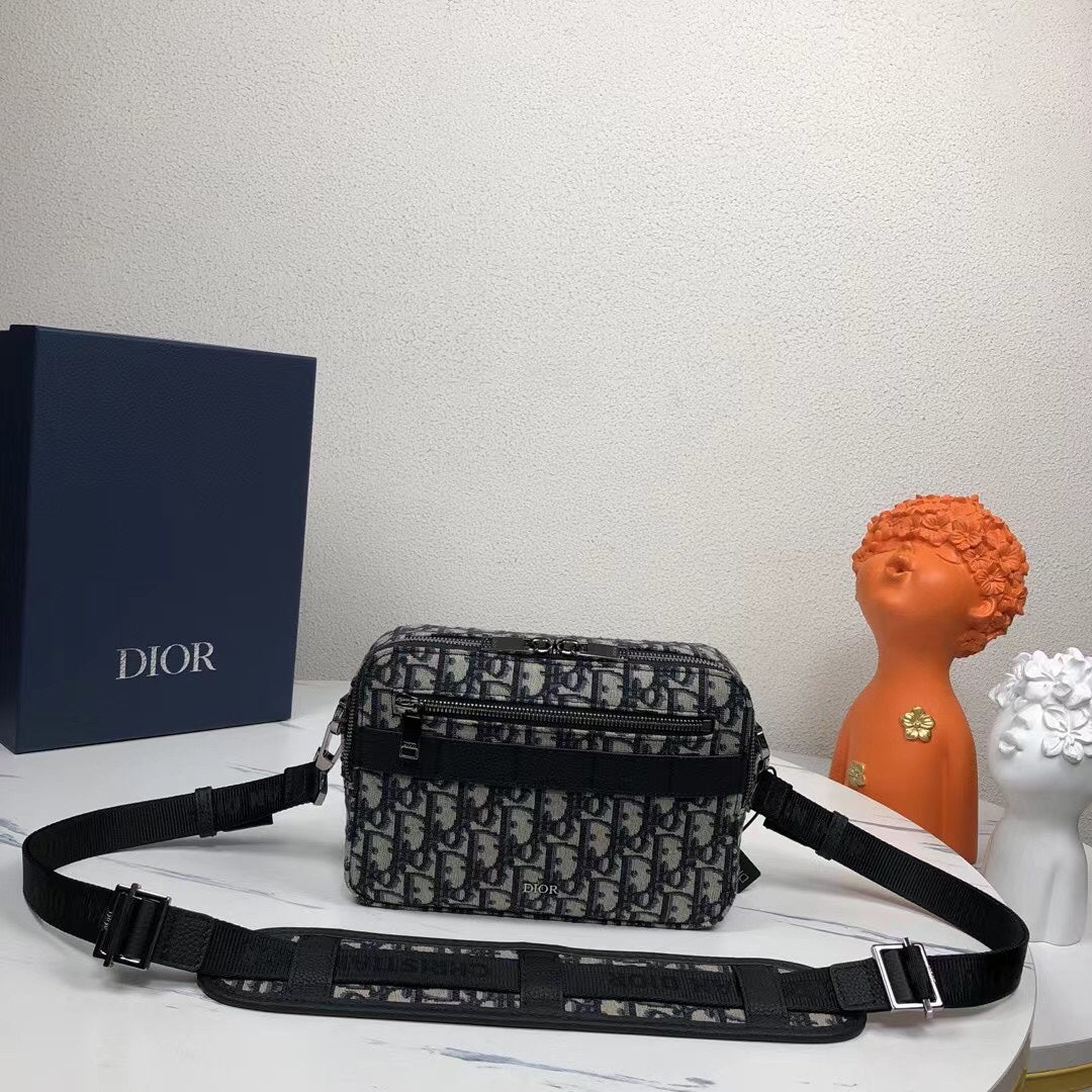 LUXR82