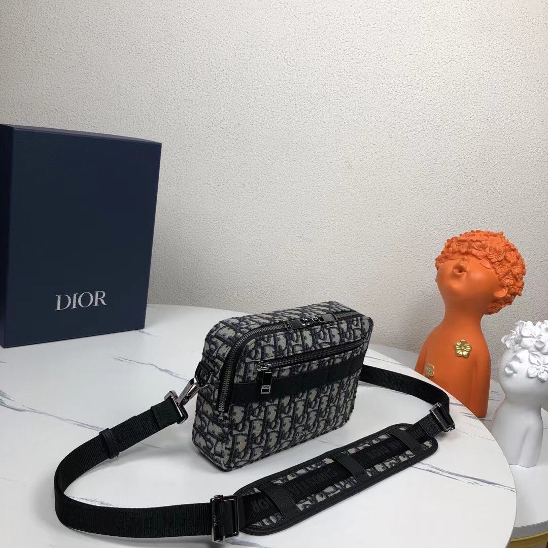 LUXR82