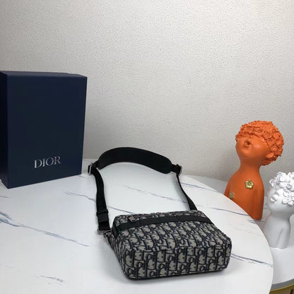 LUXR82